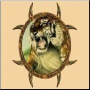 A growling tigers head, set in a medaillon-like frame. A unique design, using an original airbrush art painting.